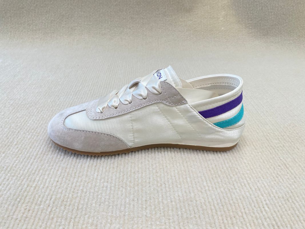 Women flat satin sneakers with color bars and breathable with lace shoelace