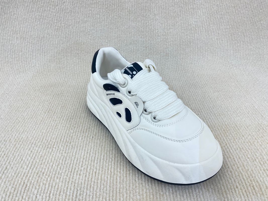 Fashion Microfiber White Platform Sneakers Women With Flat Heel And Creature Pattern