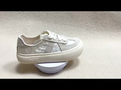 Weisses, klassisches und komfortables Sneaker für Frauen mit Seidenspitzen für den täglichen Gebrauch