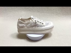 Frauenmodeschuhen mit atmungsaktiver Methoberfläche und Schnürsenkel